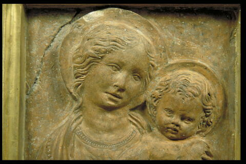 La Vierge portant l'Enfant nu et debout sur ses genoux, image 10/11