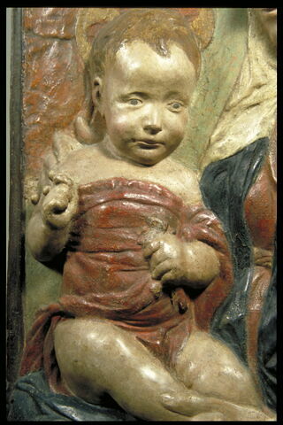 La Vierge assise tenant l'Enfant sur ses genoux et entourée de deux anges volants, image 5/7