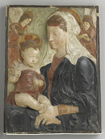 La Vierge assise tenant l'Enfant sur ses genoux et entourée de deux anges volants, image 3/7
