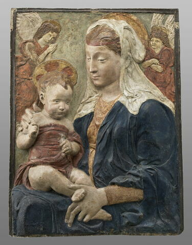 La Vierge assise tenant l'Enfant sur ses genoux et entourée de deux anges volants