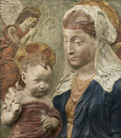La Vierge assise tenant l'Enfant sur ses genoux et entourée de deux anges volants, image 2/7