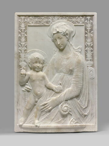 La Vierge a mi-corps assise sur un trône et tenant l'Enfant nu debout sur ses genoux et bénissant dans un encadrement à décor floral
