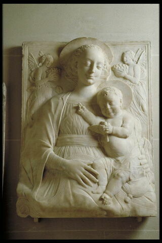 La Vierge et l'Enfant entre deux anges portant des corbeilles de fruits, image 2/5