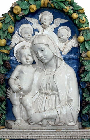 La Vierge et l'Enfant avec trois chérubins, encadrement cintré orne de fruits et de feuillages, image 2/2