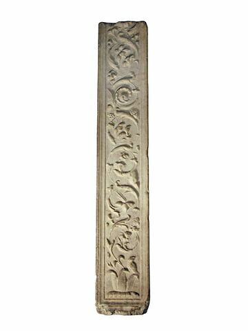 Fragment de pilastre orné de rinceaux et d'oiseaux décoré sur quatre facés, image 2/2