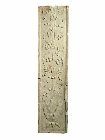 Fragment de pilastre orné de rinceaux, image 2/2