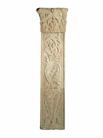 Pilastre orné de feuillages et de rinceaux décoré sur trois faces avec chapiteau (d'origine différente)