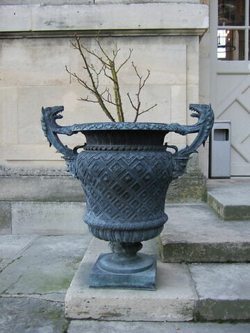 Vase à décor losangé et à têtes de loup d'après les modèles du parterre du midi à Versailles