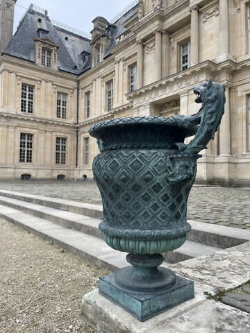 Vase à décor losangé et à têtes de loup d'après les modèles du parterre du midi à Versailles