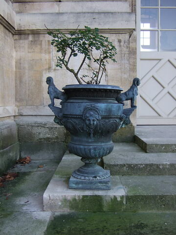 Vase à décor losangé et de sphinx  d'après les modèles du parterre du midi à Versailles