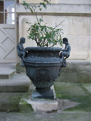 Vase à décor losangé et centaures d'après les modèles du parterre du midi de Versailles