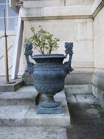 Vase à décor losangé et têtes de sanglier d'après les modèles du parterre du midi de Versailles