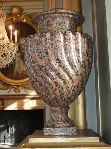 Vase à godrons torsadés