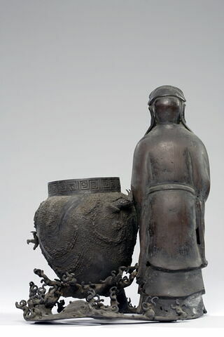 Personnage chinois debout à côté d'un vase, image 2/2