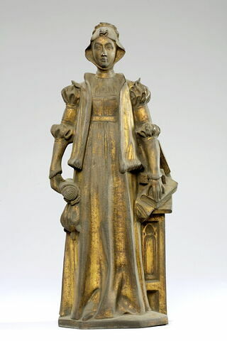 Femme en costume du XVIème siècle debout prêt d'un pupitre