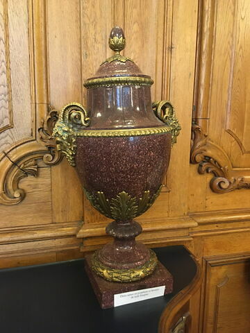 Grand vase en porphyre rouge, bronze doré, têtes de bélier
