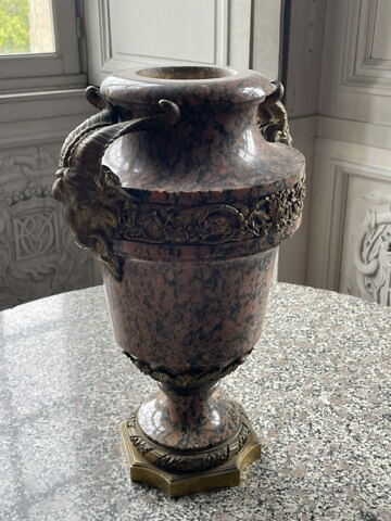 Vase à anses à têtes de béliers