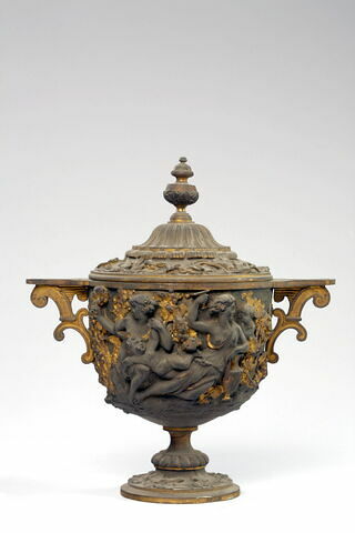 Vase à anse avec couvercle orné de scènes en relief à l'antique