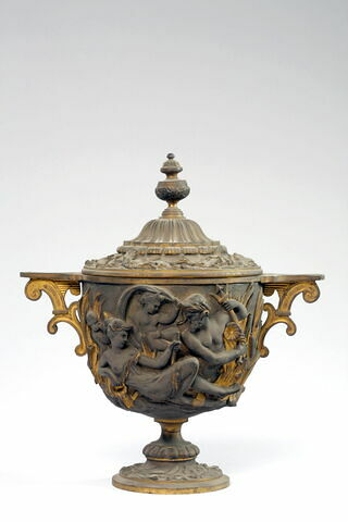 Vase à anse avec couvercle orné de scènes en relief à l'antique, image 2/4