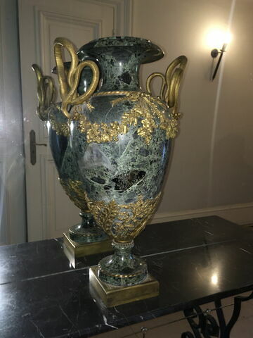Vase, marbre vert, anses de serpent