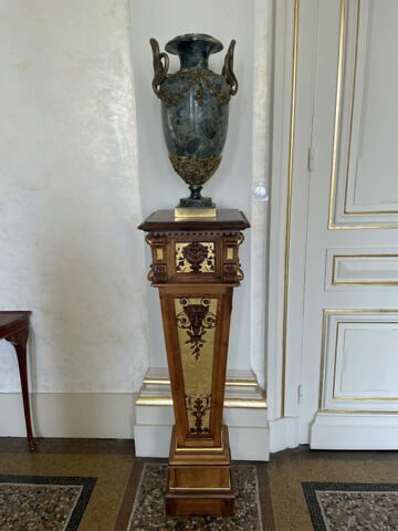 Vase en forme d'urne avec anses en forme de serpent et guirlande de fleurs, image 2/2