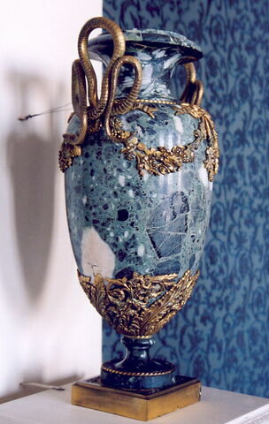 Vase en forme d'urne avec anses en forme de serpent et guirlande de fleurs