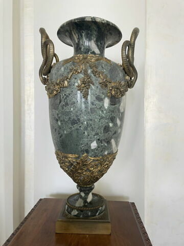 Vase en forme d'urne avec anses en forme de serpent et guirlande de fleurs, image 1/2