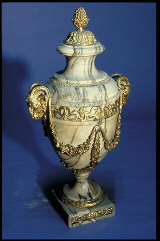 Vase de style Louis XVI avec couvercle orné de têtes de béliers et de guirlandes