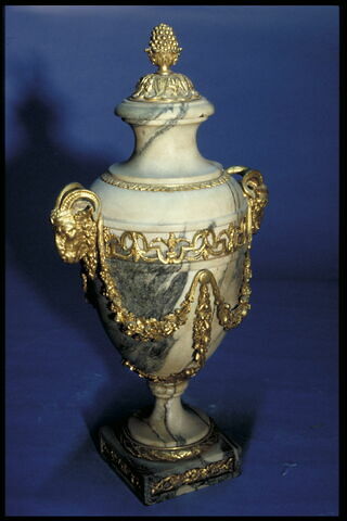 Vase de style Louis XVI avec couvercle, orné de têtes de béliers et de guirlandes