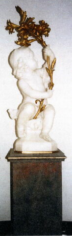 Enfant assis portant une branche de lys de sa main droite, image 1/1