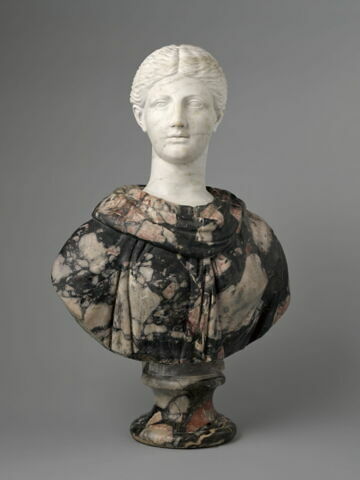 Femme coiffée et vêtue à l'antique, image 1/5