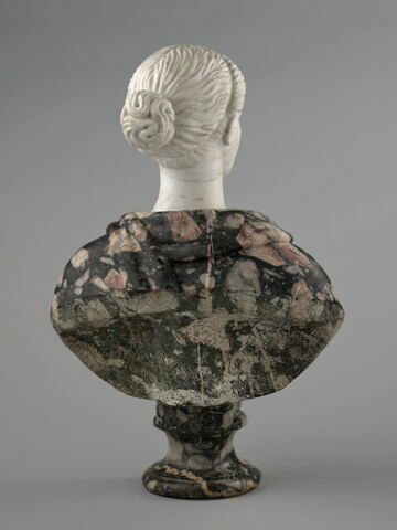 Femme coiffée et vêtue à l'antique, image 2/5