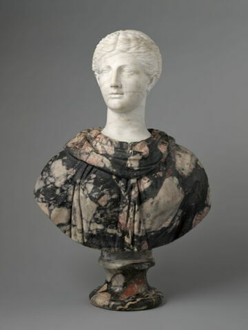 Femme coiffée et vêtue à l'antique, image 3/5