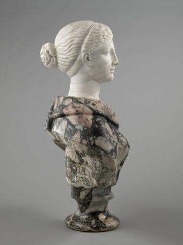 Femme coiffée et vêtue à l'antique, image 4/5