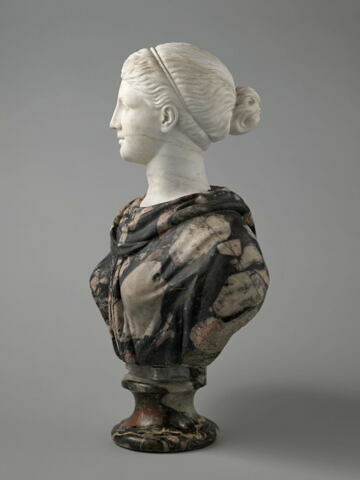 Femme coiffée et vêtue à l'antique, image 5/5