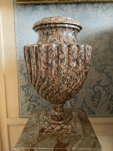 Vase à godrons torsadés