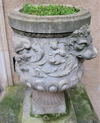 Vase à panse godronnée, orné d'un rinceau, de deux mufles de lion et de deux masques de satyre