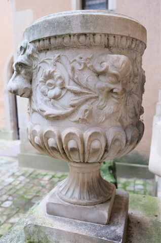 Vase à panse godronnée, orné d'un rinceau, de deux mufles de lion et de deux masques de satyre, image 2/5