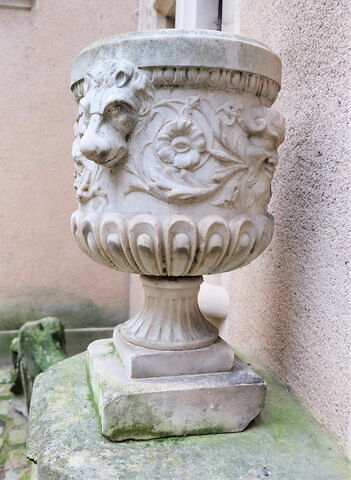 Vase à panse godronnée, orné d'un rinceau, de deux mufles de lion et de deux masques de satyre, image 3/5