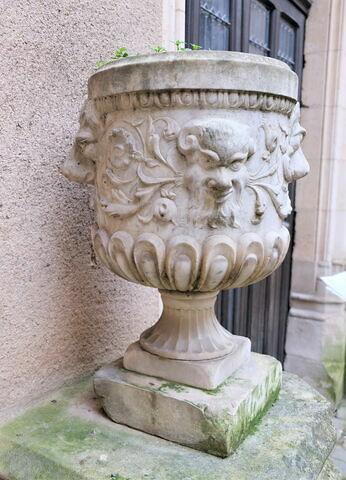 Vase à panse godronnée, orné d'un rinceau, de deux mufles de lion et de deux masques de satyre, image 4/5