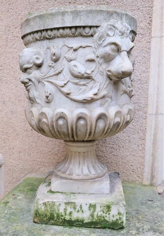 Vase à panse godronnée, orné d'un rinceau, de deux mufles de lion et de deux masques de satyre, image 5/5