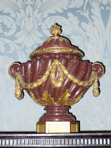 Vase à godrons avec guirlandes de bronze Dore