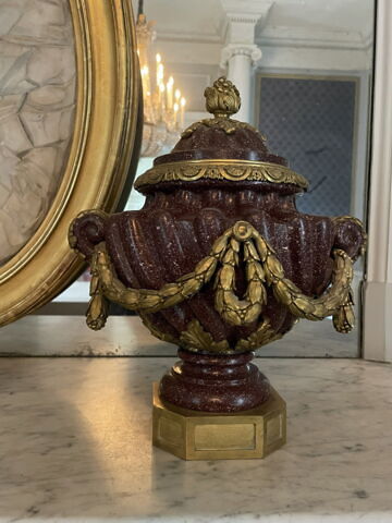 Vase à godrons avec guirlandes de bronze doré