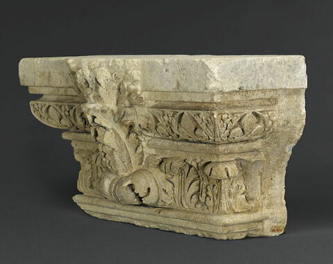 Chapiteau de pilastre orné d'une fleur de lys provenant du Palais des Tuileries, image 2/7