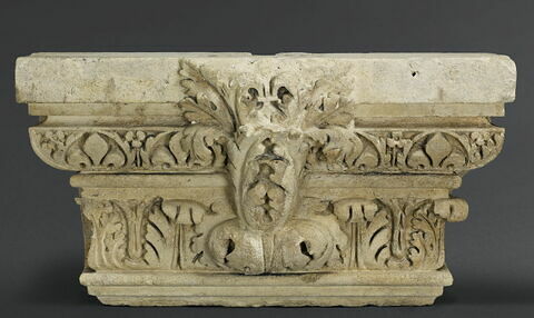 Chapiteau de pilastre orné d'une fleur de lys provenant du Palais des Tuileries, image 1/7