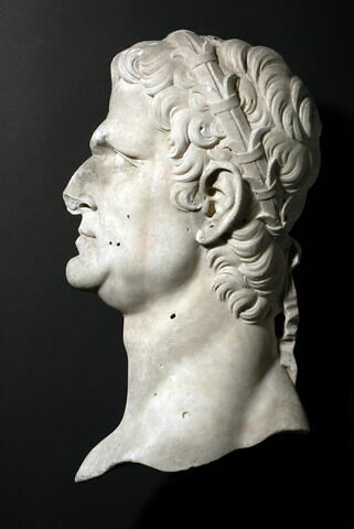 Agrippa couronné à gauche