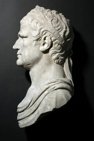 Agrippa couronné à gauche