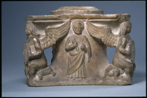 Base triangulaire décorée d'une figure de saint Pierre et de trois angelots, image 5/6