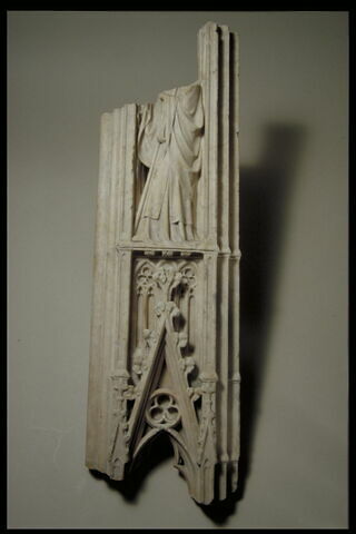 Fragment décoré d'une figure d'évêque, image 1/3
