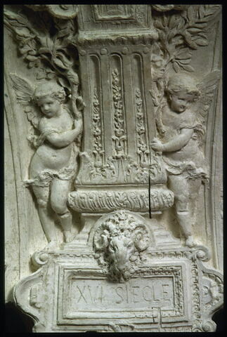 Partie supérieure d'un écoinçon décoré d'un cartouche marqué XVIe siècle, image 2/6